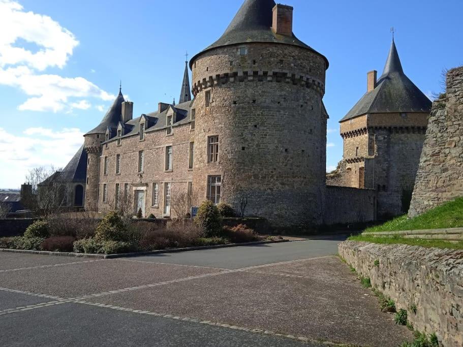 Charming Detached 2 Bedroom Ancient House In Medieval Quarter Of A Small Town In The Pays De La Loire, France Sillé-le-Guillaume 외부 사진