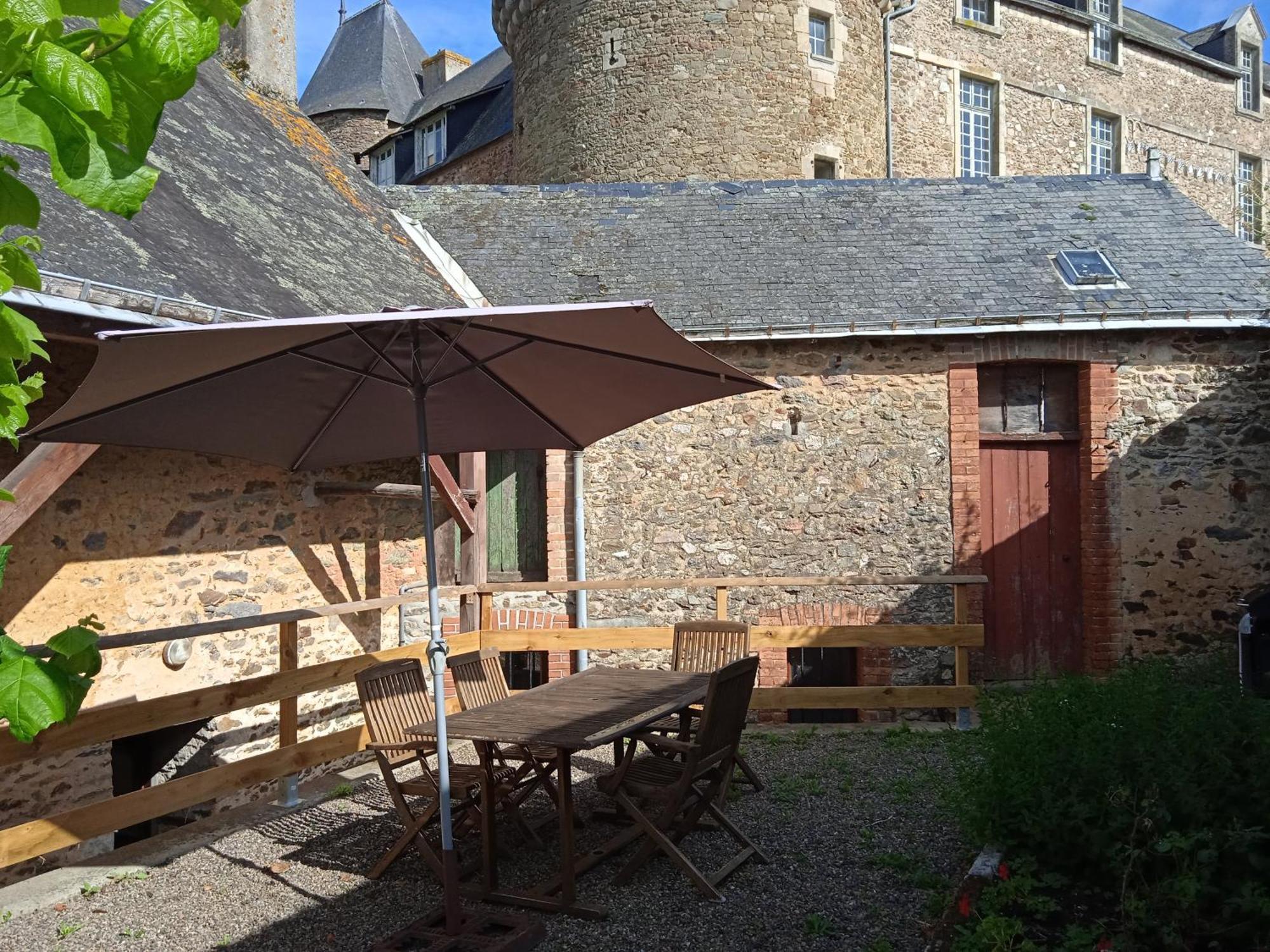 Charming Detached 2 Bedroom Ancient House In Medieval Quarter Of A Small Town In The Pays De La Loire, France Sillé-le-Guillaume 외부 사진